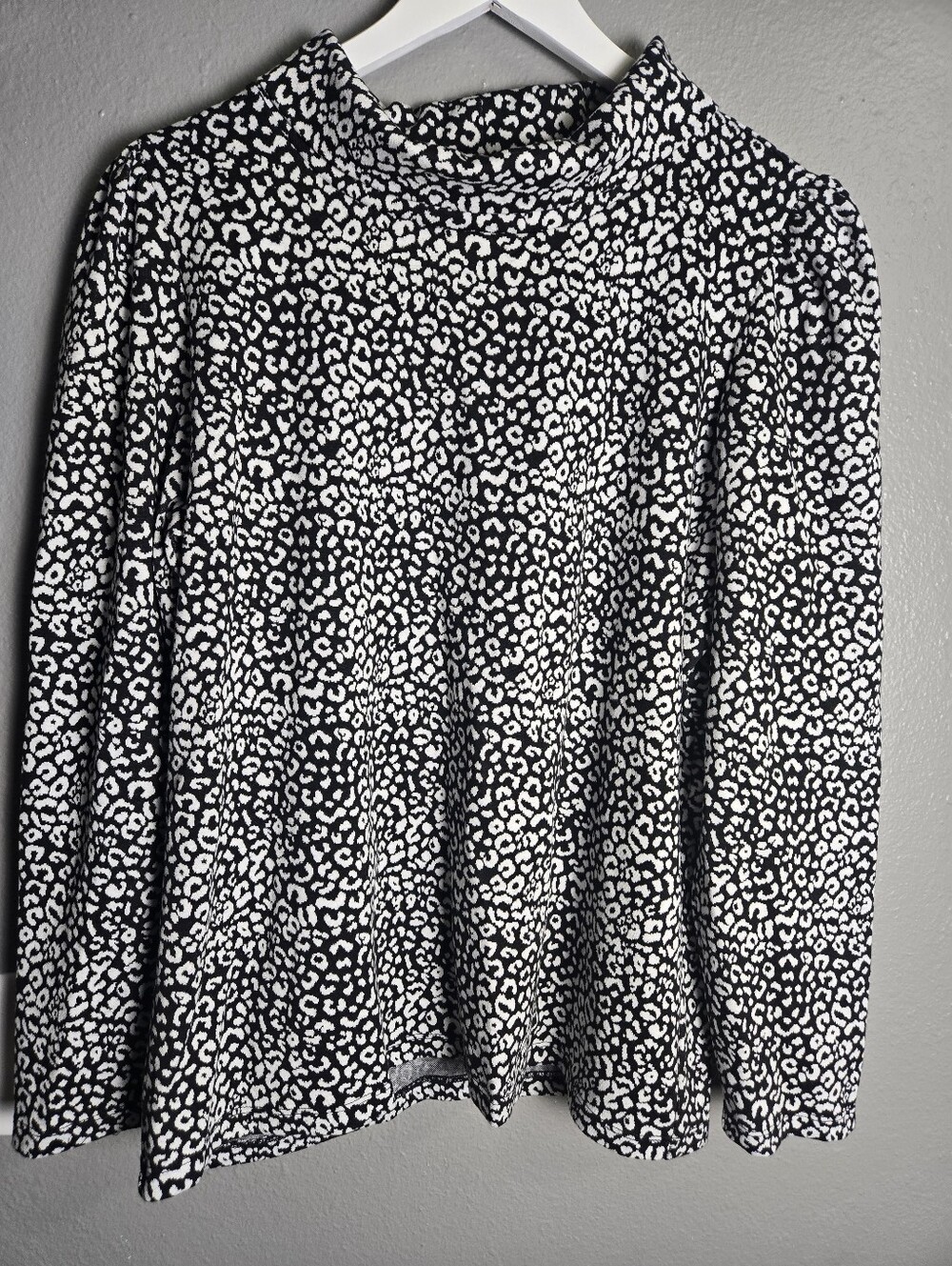 Jones New York Black & White Leopard Print Turtle Neck With Puff Slee Size Large